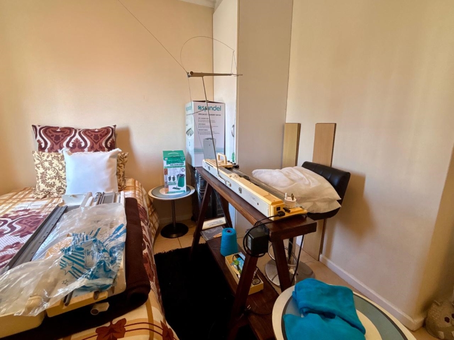 2 Bedroom Property for Sale in Goodwood Central Western Cape